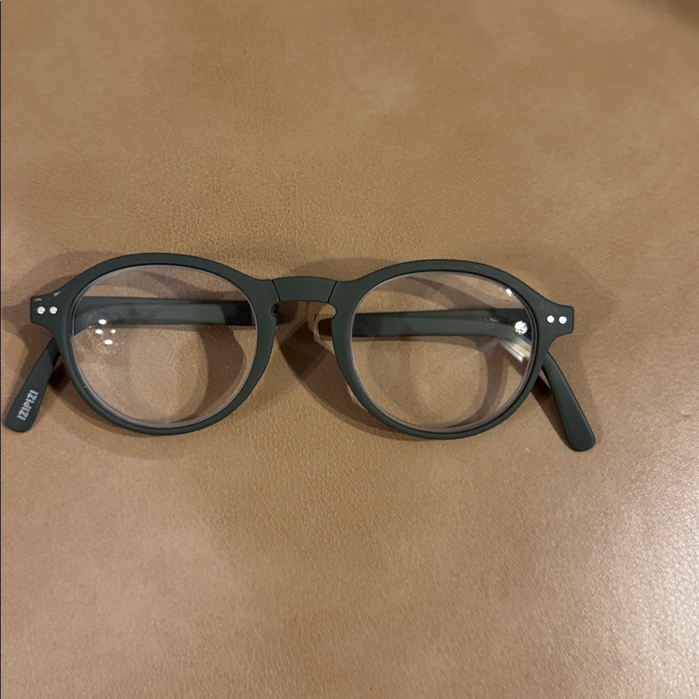 Izipizi folding reading glasses. +2.50. Kaki green. - Picture 8 of 12